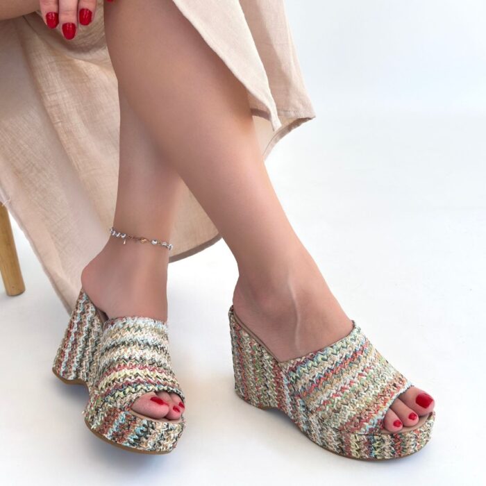 Kilim Desenli Dolgu Topuk Terlik Renkli